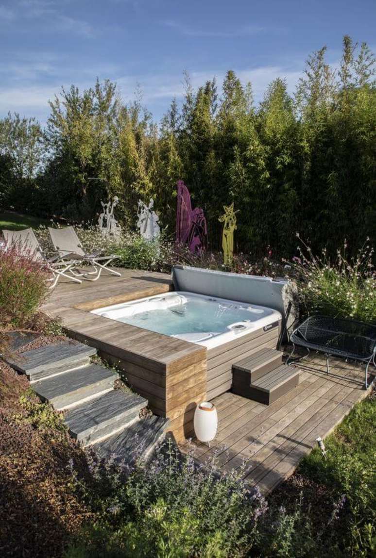 55. Jacuzzi externa com espreguiçadeira no deck de madeira – Foto Pinterest