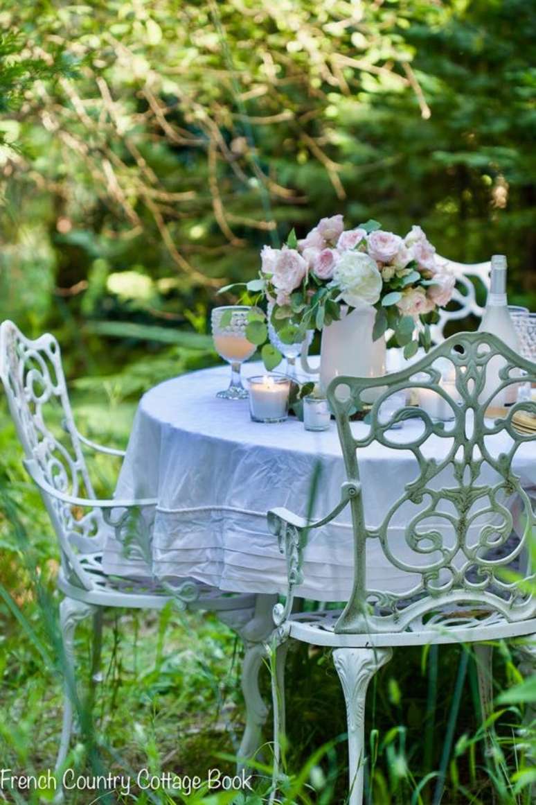 12. Jardim com mesa de ferro redonda branca – Foto French Country Cottage