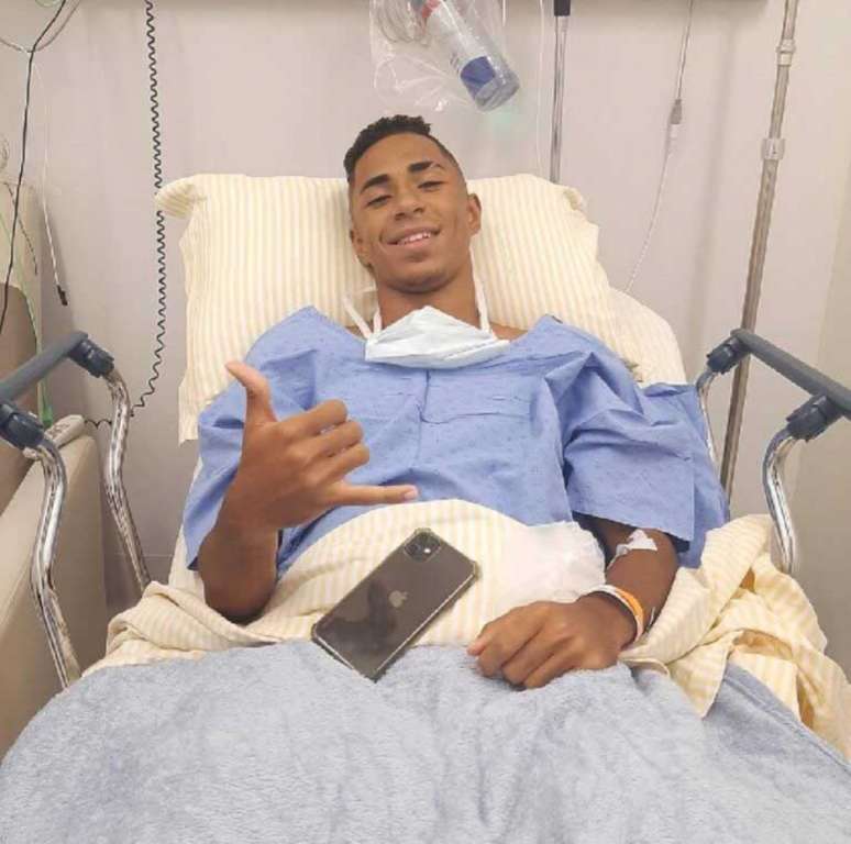 Atacante Felipe Laurindo passou por cirurgia nesta quarta (Foto: Reprodução)