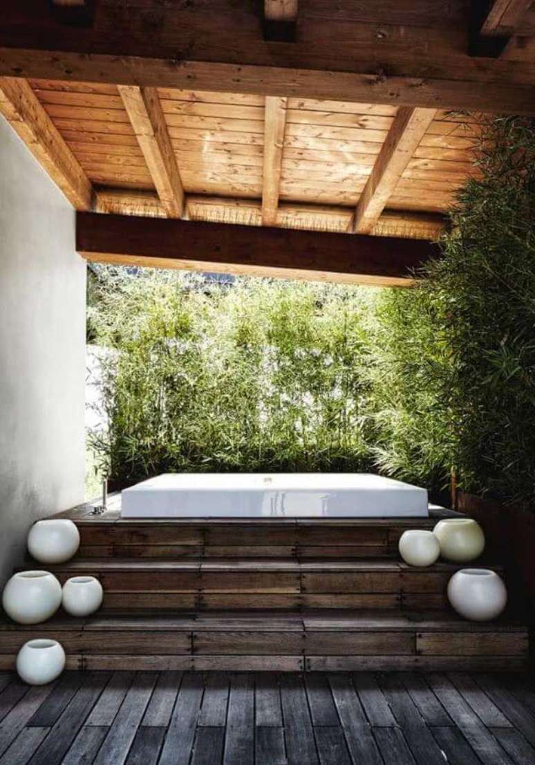 50. Jacuzzi externa com cobertura para sombra parcial – Foto Pinterest