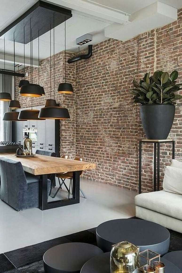 50. Mesa de jantar de ferro com tampo de vidro e lustre industrial &ndash; Foto The Unstrtitchd