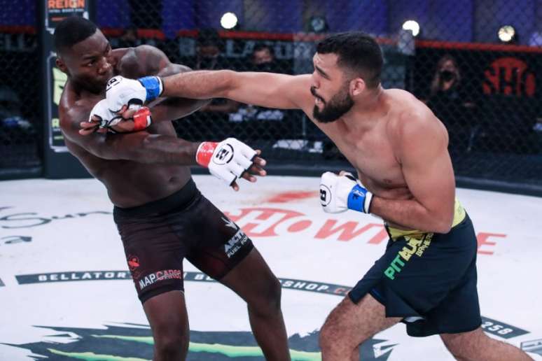 José Augusto “Gugu” lesionou a mão ainda no primeiro round da luta contra Anthony Johnson (Foto: divulgação Bellator)