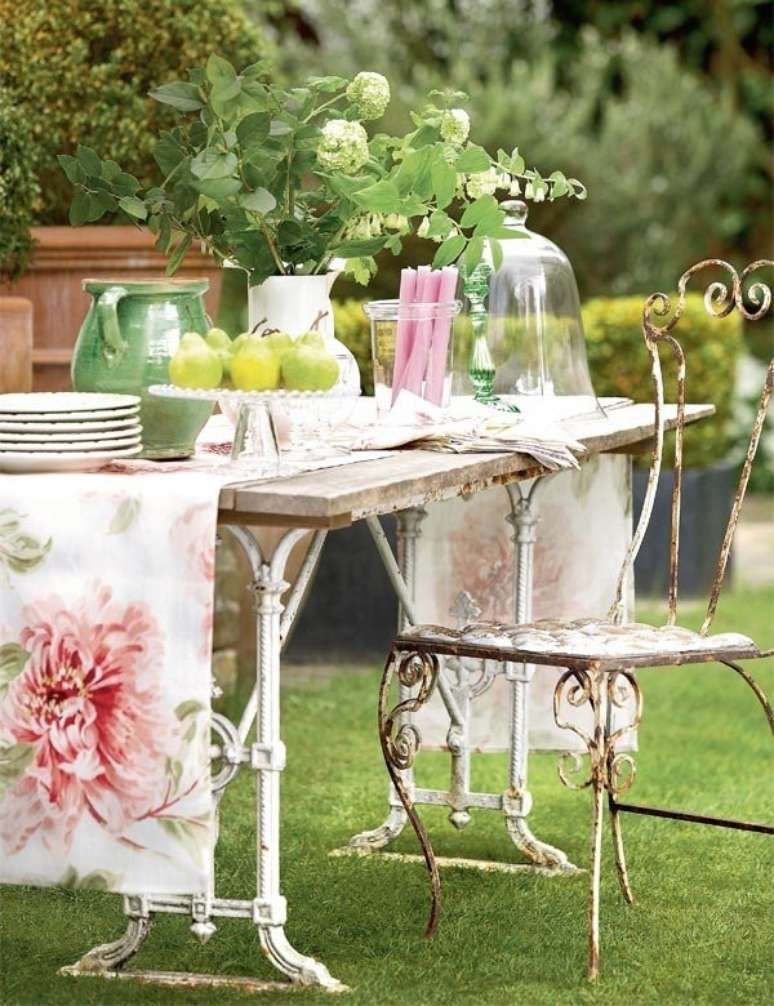 39. Mesa de ferro para &aacute;rea externa om jardim Foto Jeito de Casa