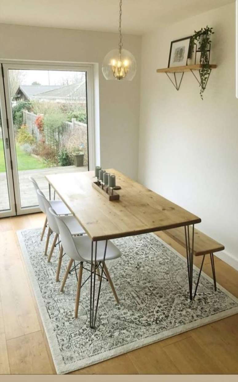 26. Mesa de ferro com pe aramado tampo de madeira &ndash; Foto Etsy