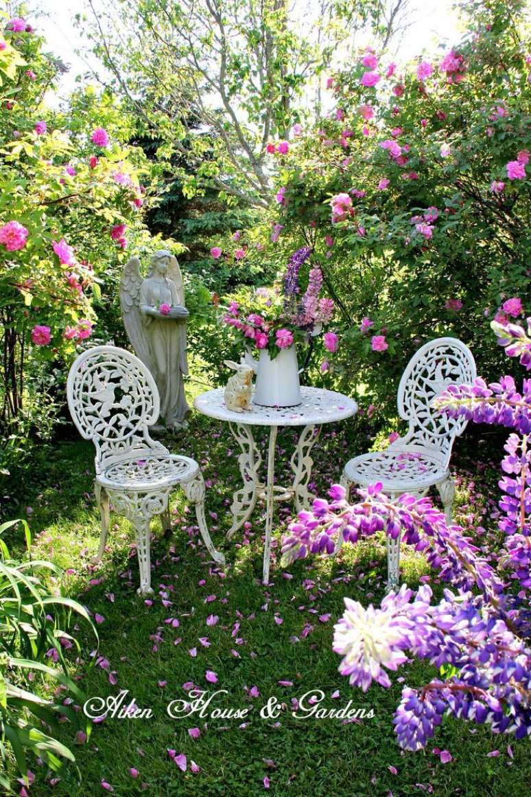 15. Mesa de ferro redonda e branca para jardim violeta – Foto Pinterest