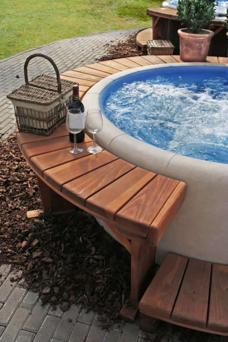 34. Jacuzzi externa redonda com bancos para vinho – Foto Hartley Botanix