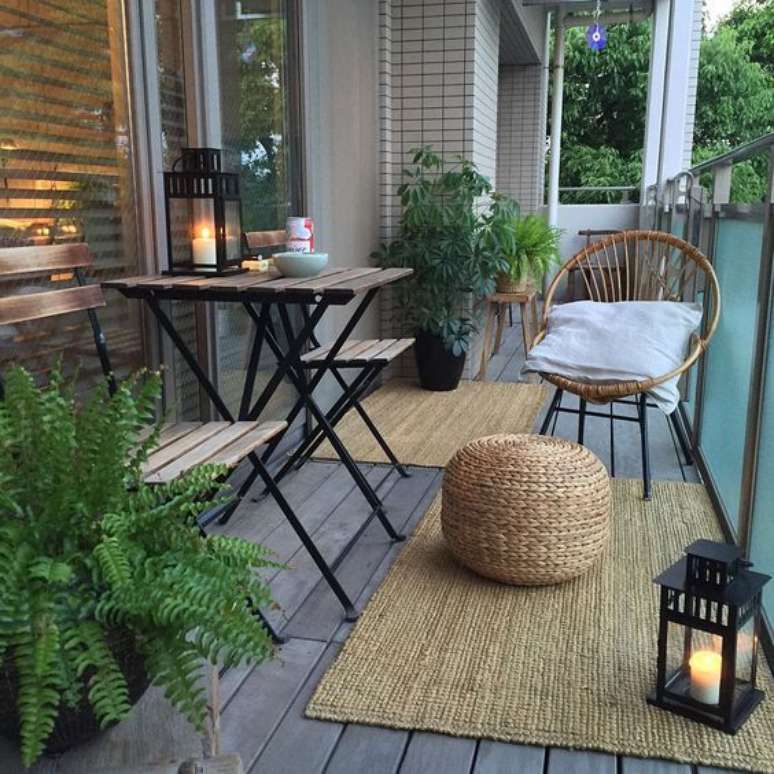 36. Mesa de ferro dobr&aacute;vel para varanda &ndash; Foto Pinterest
