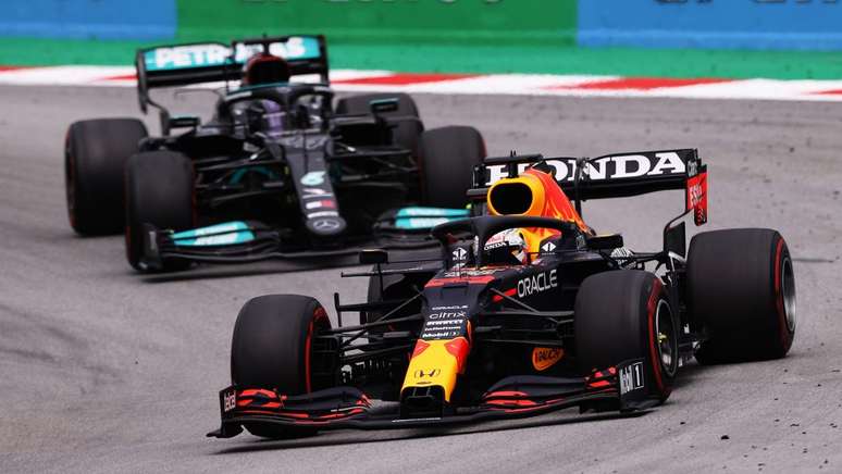 Red Bull de Verstappen à frente da Mercedes de Hamilton: no duelo entre os dois, um intensivão para o holandês.