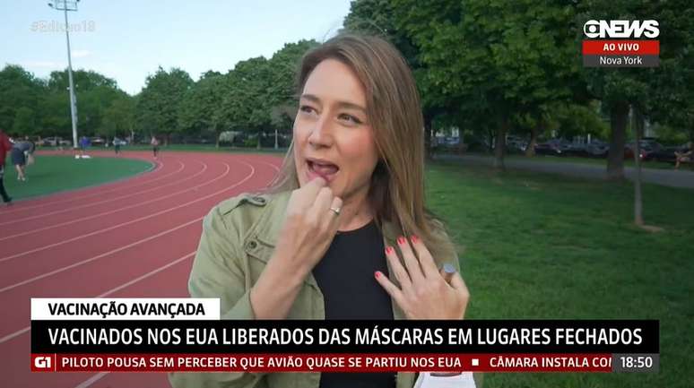 A correspondente Carolina Cimenti passa batom durante link na GloboNews