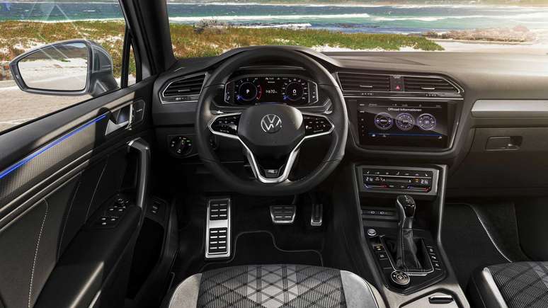 Volkswagen Tiguan Allspace: novo volante e central multimídia.