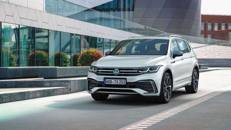 Volkswagen Tiguan Allspace ganhou faróis inspirados no Golf.