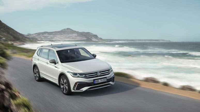 Volkswagen Tiguan Allspace ganhou far&oacute;is inspirados no Golf.