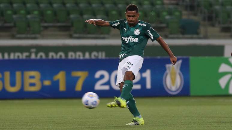 Autor de golaço, Jean Carlos celebra classificação do Fla na