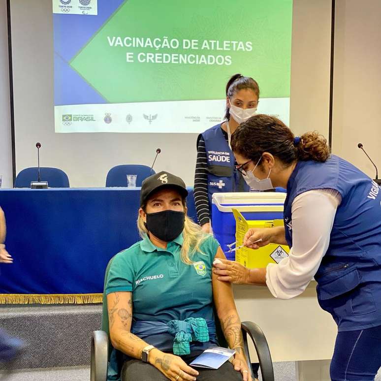 Silvana Lima toma vacina para covid-19 antes dos Jogos Olímpicos