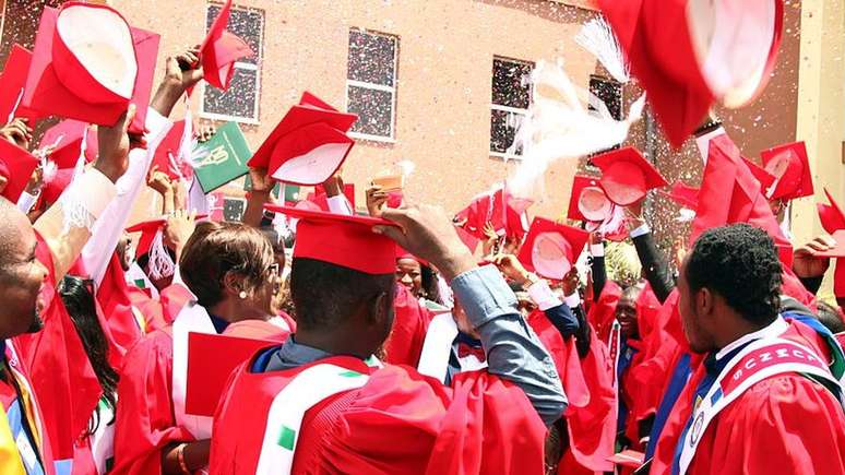 A maioria dos graduados universitários passa anos procurando emprego na Nigéria
