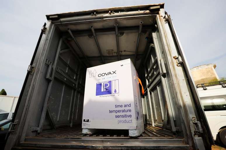 Caixa de vacinas da Oxford/AstraZeneca contra o coronavírus (COVID-19), transferidas da República Democrática do Congo, dentro de um caminhão  refrigerado de entrega em Accra, Gana
07/05/2021 REUTERS/Francis Kokoroko