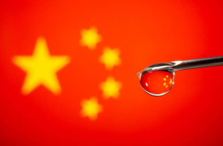 Bandeira da China refletida em gota que cai de seringa em foto de ilustração
09/11/2020 REUTERS/Dado Ruvic