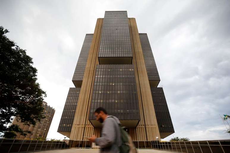 Homem passa em frente à sede do Banco Central em Brasília
29/10/2019
REUTERS/Adriano Machado