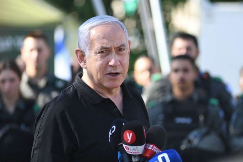 Primeiro-ministro de Israel, Benjamin Netanyahu, na cidade judaica de Lod
13/05/2021 Yuval Chen/Pool via REUTERS
