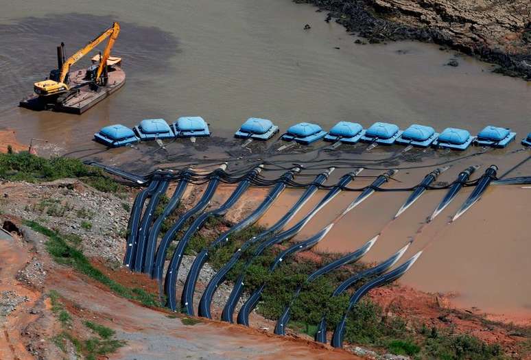 Equipamentos da Sabesp na represa do Jaguari, em Bragança Paulista (SP) 
12/02/2015
REUTERS/Paulo Whitaker 