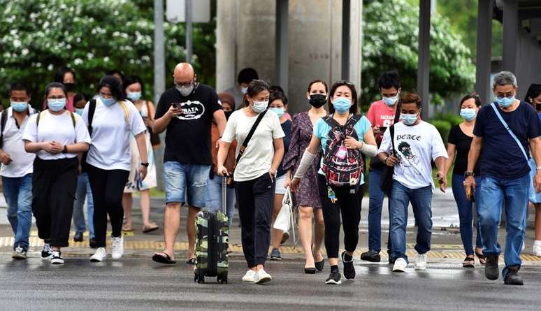 Pedestres usando máscaras em Singapura em meio à pandemia de Covid-19
14/05/2021 REUTERS/Caroline Chia