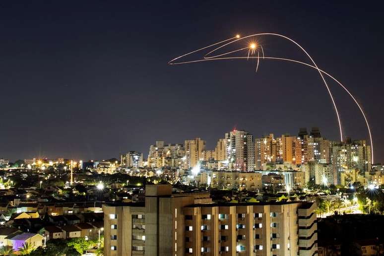Sistema antimíssil de Israel intercepta foguetes lançados da Faixa de Gaza vistos de Ashkelon, Israel
14/5/2021   REUTERS/Amir Cohen