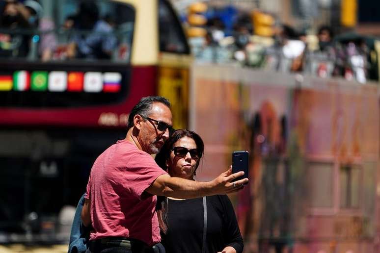 Pessoas tiram foto sem máscaras em Nova York
 14/5/2021   REUTERS/Carlo Allegri