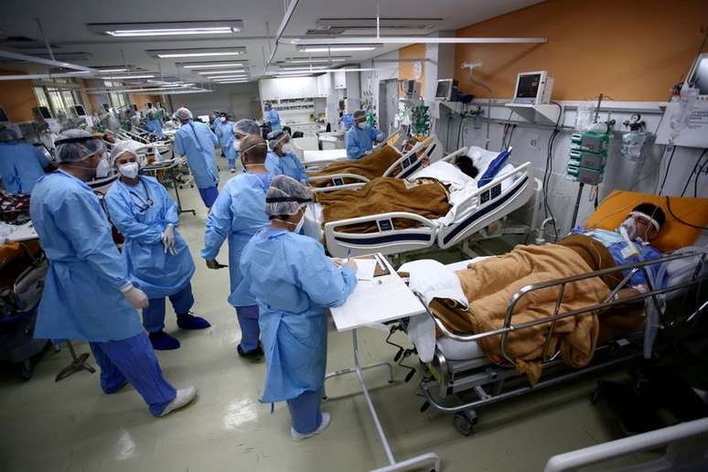 Profissionais de saúde tratam de pacientes na sala de emergência do hospital Nossa Senhora da Conceição, em Porto Alegre
11/03/2021 REUTERS/Diego Vara