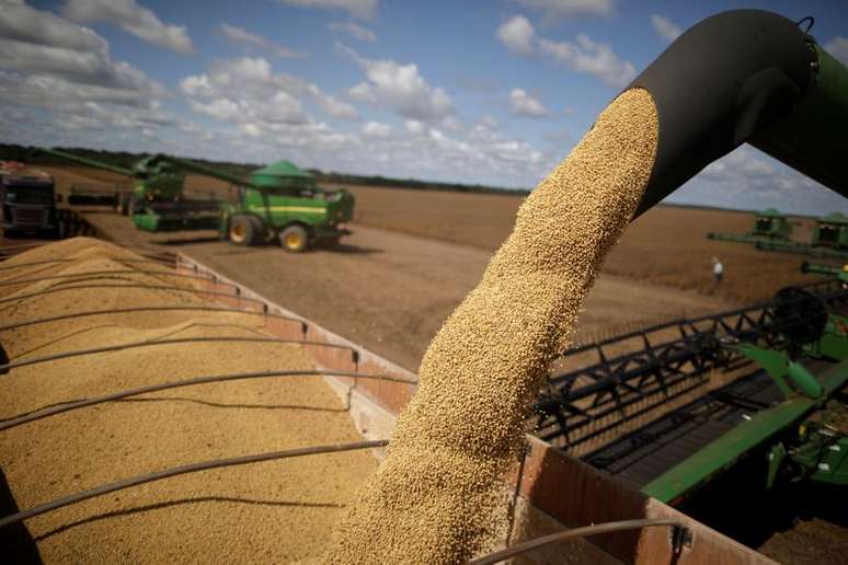 Máquinas avançam sobre plantações em Caseara, no Brasil, durante cerimônia de abertura da colheita de grãos
REUTERS/Ueslei Marcelino