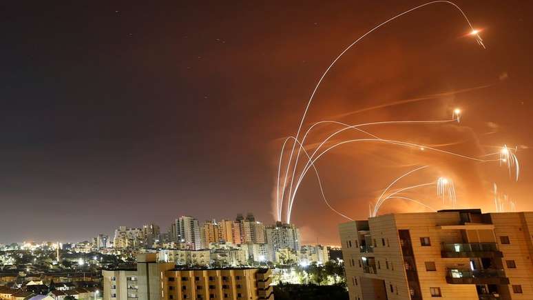 Faixas de luz são vistas em Ashkelon no momento em que o sistema antimísseis Domo de Ferro de Israel intercepta foguetes lançados de Gaza