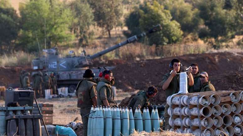 Israel enviou tropas terrestres para a fronteira com Gaza na quinta-feira e iniciou ataques terrestres no dia seguinte