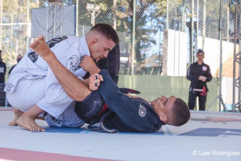 Natan Chueng (kimono preto) derrotou Gabriel Costa para chegar a final do reality show (Foto: Lael Rodrigues)