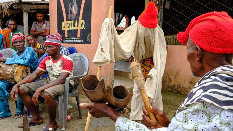 Existem fortes laços de parentesco entre os igbo e algumas divergências são resolvidas em reuniões de aldeia como esta