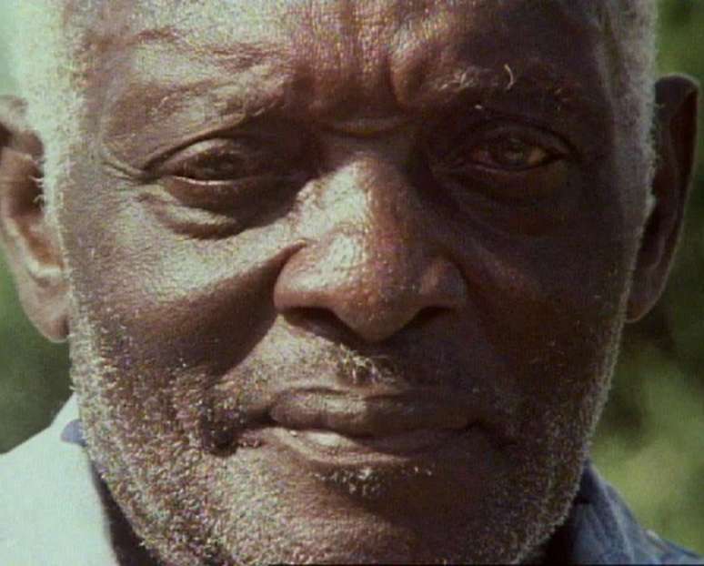 Narcisse diz ter sido reanimado na noite de seu enterro, e obrigado a trabalhar em fazenda de feiticeiro vodu