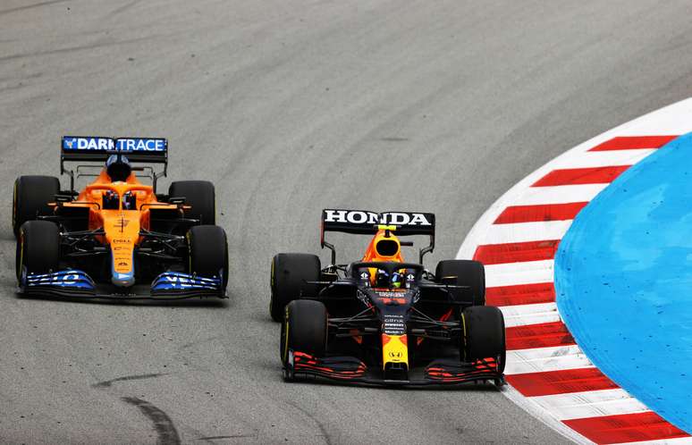 Sergio Pérez sofreu para passar Daniel Ricciardo e terminar em quinto na Espanha 