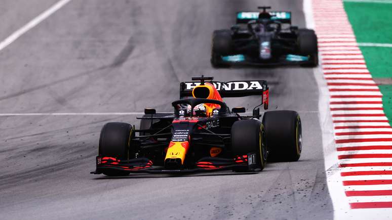 Max Verstappen &agrave; frente de Lewis Hamilton no GP da Espanha 
