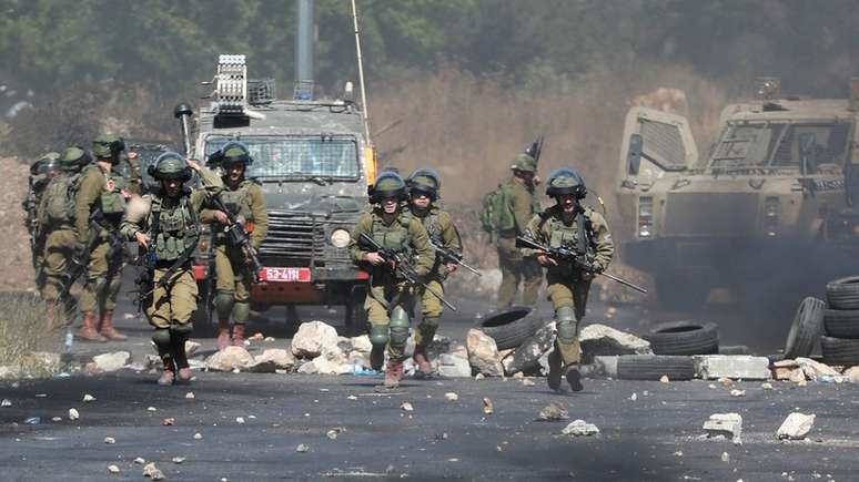 Militares israelenses entram em confronto com manifestantes na Cisjordânia no que já é a mais grave onda de violência na região desde 2014
