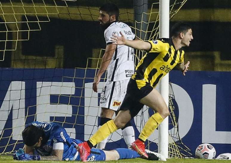 Bruno Méndez lamentou levar quatro gols do Peñarol atuando pelo Corinthians (Foto: MARIANA GREIF / AFP / POOL)