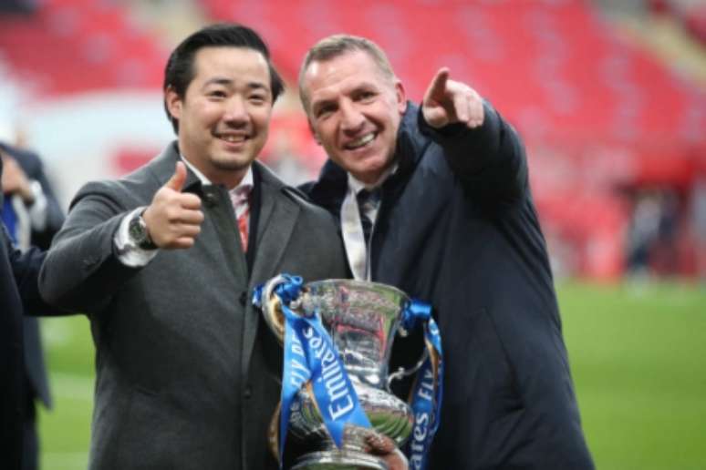 Brendan Rodgers ao lado do presidente de Khun Top, presidente do Leicester (Foto: NICK POTTS / POOL / AFP)