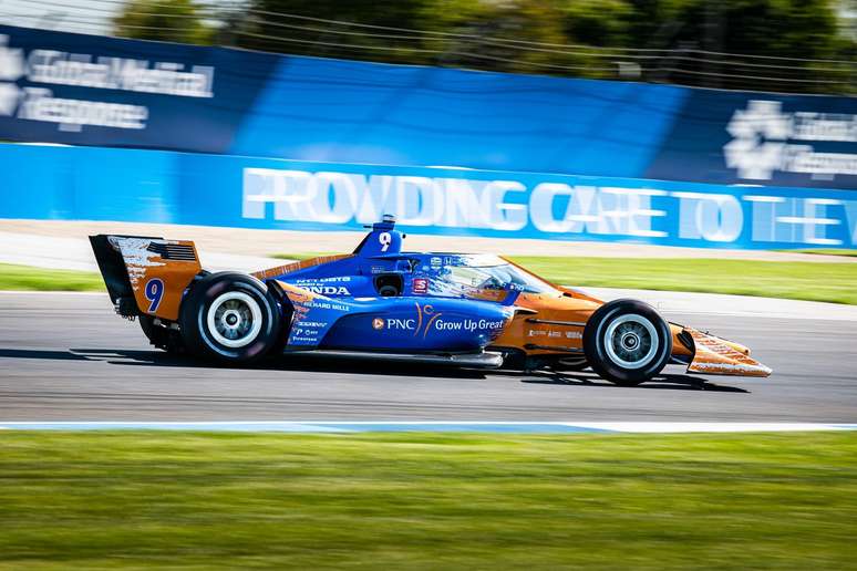 Scott Dixon, daquele jeito dele, foi para a liderança 