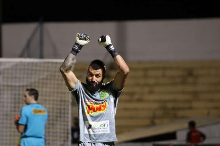 Alex Muralha foi o herói da classificação contra o Guarani (Foto: Marcos Freitas/Mirassol)