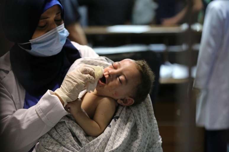 Um bebê de cinco meses teria sido o único sobrevivente de um ataque de Israel à casa de uma família no campo de refugiados Al-Shati em Gaza