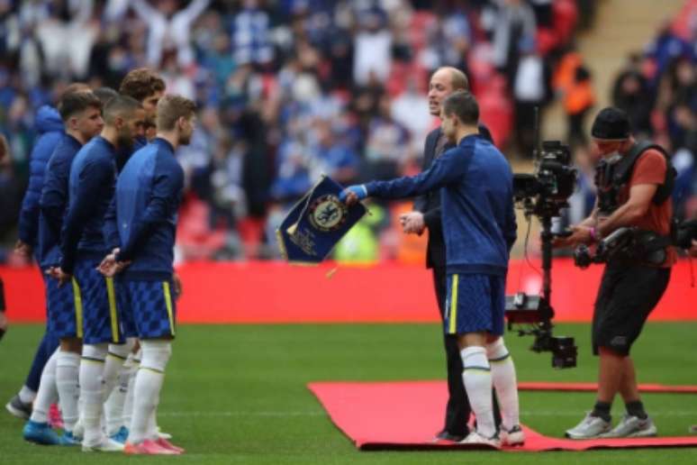 Azpilicueta segurando a flâmula do Chelsea ao lado do príncipe William antes da partida (Foto: NICK POTTS / POOL / AFP)