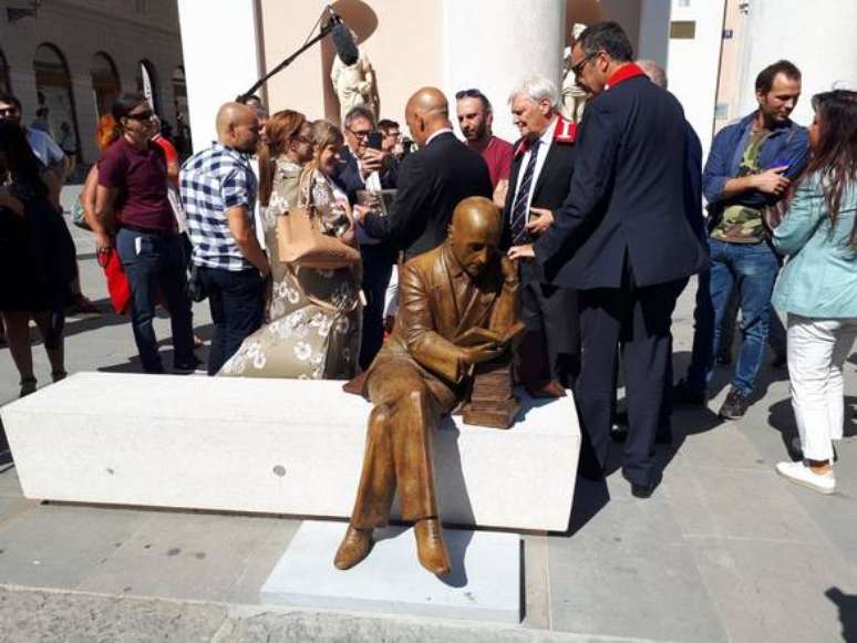 Estátua foi vandalizada com tinta amarela