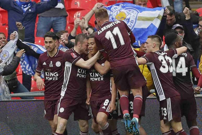 Leicester faturou a Copa da Inglaterra pela primeira vez na história (Foto: KIRSTY WIGGLESWORTH / POOL / AFP)