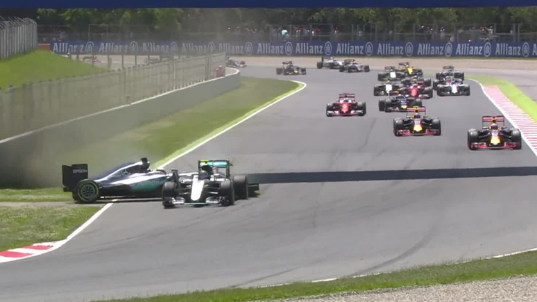 Acidente entre os dois carros da Mercedes abriu caminho para vitória de Max.