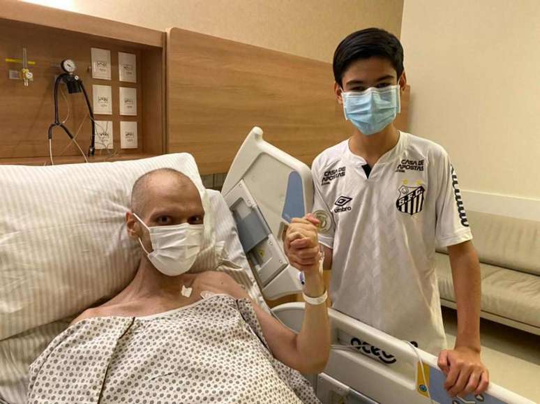 Filho sempre visitava Covas no hospital com a camisa do Santos (Reprodução / Twitter)