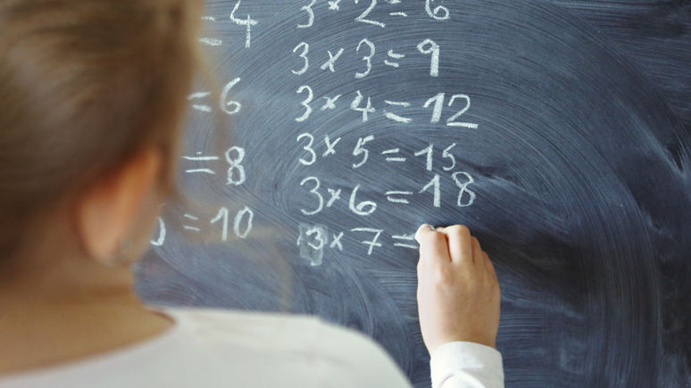 A conjectura abc expressa uma liga&ccedil;&atilde;o entre a soma e a multiplica&ccedil;&atilde;o de n&uacute;meros inteiros que &eacute; t&atilde;o elementar quanto profunda