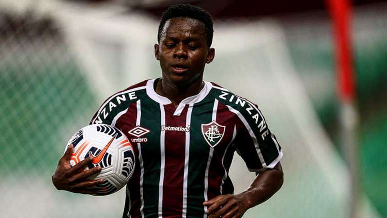 'Cazares tem a característica de descer um pouco mais para dentro do campo e articular essa bola lá de trás', disse Roger Machado (Foto: Lucas Merçon/Fluminense FC
