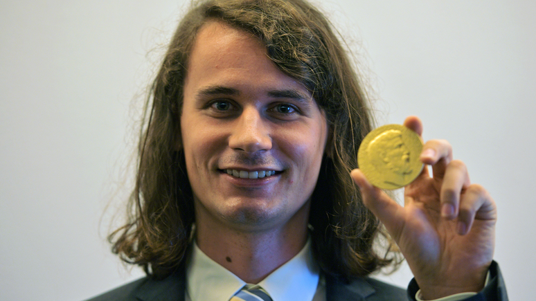 Peter Scholze exibindo sua medalha Fields em 2018. Ele tinha 30 anos quando ganhou o principal prêmio do mundo em matemática